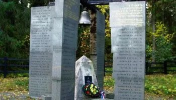 Субботник по уборке территории памятника